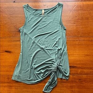 Bailey 44 Twist Top
